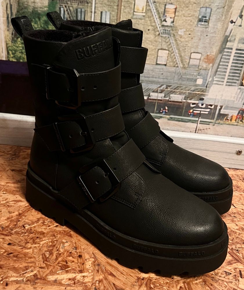 Ein paar schwarze Boots mit 3 Schnallen 