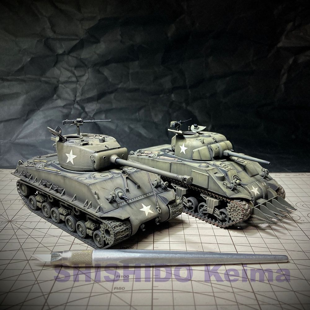 カッターマットの上に並んでいる模型のM4A3E8シャーマン・イージーエイトとM4シャーマン。オリーヴ色の塗装。タミヤ1/48スケール。