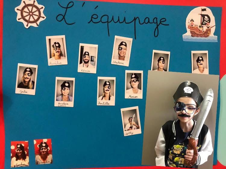 L’éducatrice et les instits de l’hôpital de jour essaient de dédramatiser les visites en créant des petits événements. On y est allés lors d’un événement pirate ! Toute l’équipe des soignants et instits a fait des photos individuelles déguisés en pirates pour faire un trombinoscope 🏴‍☠️ . Les enfants ajoutent leur Polaroïd déguisés aussi pour faire un trombinoscope de moussaillons !