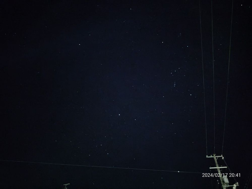 星空をスマホの夜景モードで無理やり撮影したものです