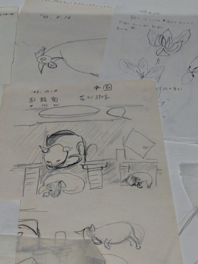 望月真理の展示作品「スケッチ下絵」トレーシングペーパーに猫やニワトリの図案が描いてある