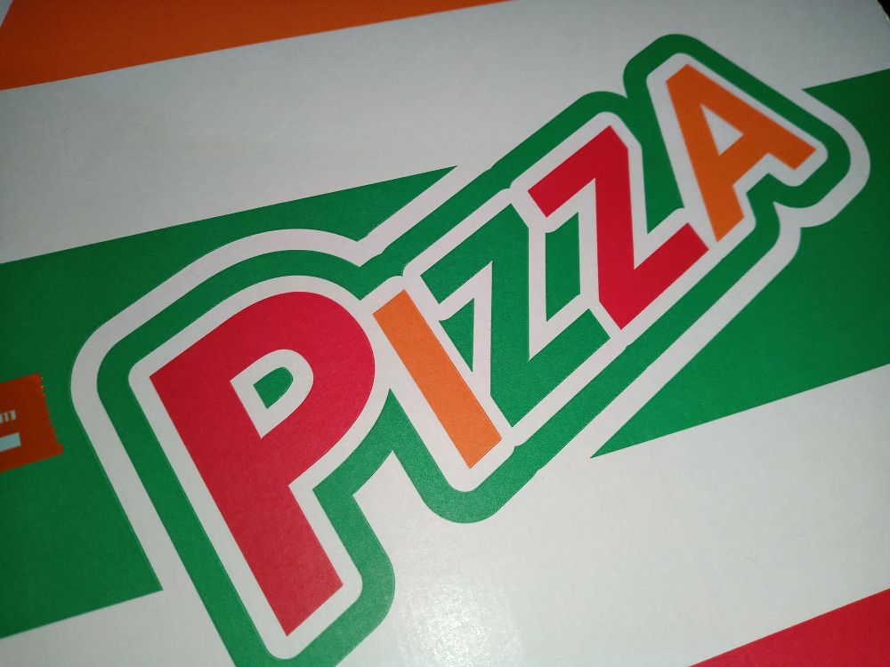 セブンカラーのピザ箱。