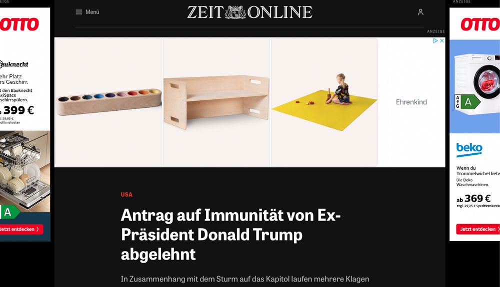 Screenshot eines Artikels von Zeit.de, auf dem links eine Bannerwerbung für Otto.de ist, in der Mitte oben eine große Bannerwerbung und rechts eine weitere Bannerwerbung; in der Mitte unten ist die Überschrift des Artikels zu sehen "Antrag auf Immunität von Ex-Präsident Donald Trump abgelehnt", die Werbung macht ungefähr 50% der sichtbaren Website aus