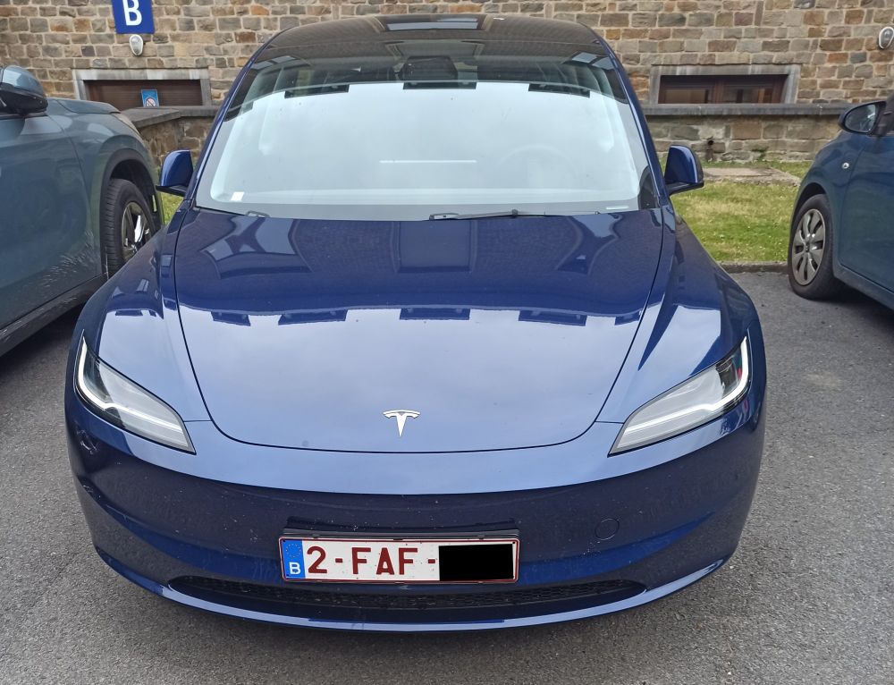 Photo d'une Tesla bleue, dont l'immatriculation belge contient "FAF"