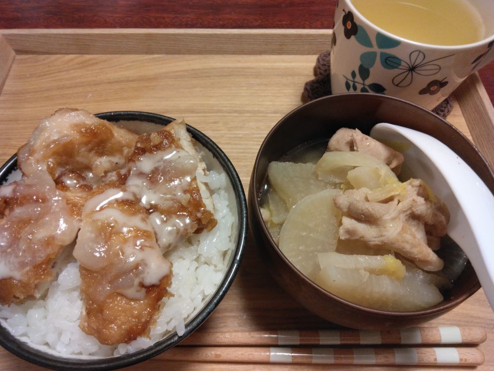 から揚げ丼。豚と白菜と大根の鍋。お茶。