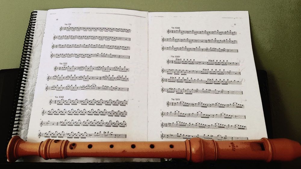 Flauta Doce em frente a uma partitura.