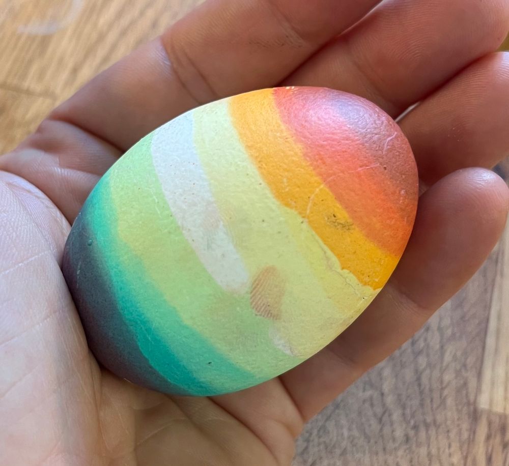Selbstgefärbtes Osterei in Regenbogenfarben