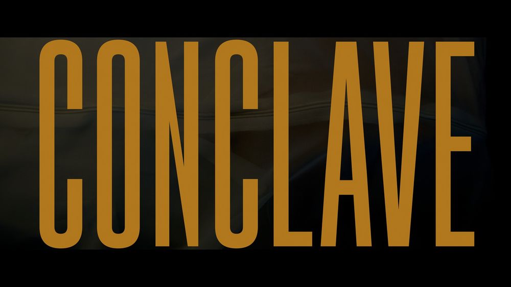 Print da tela-título do filme Conclave, com o nome do filme em grandes letras amarelas