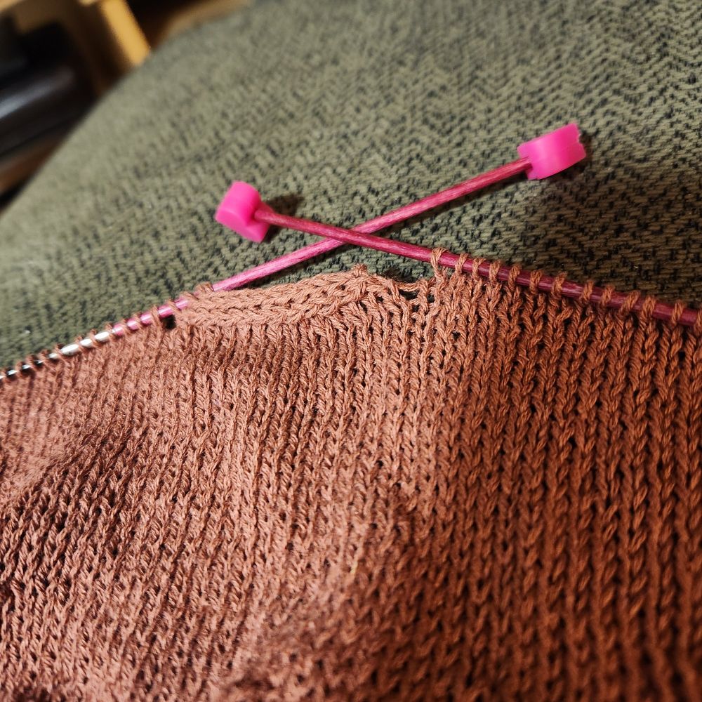 Started i-cord bindoff on hem of salmon v-neck top