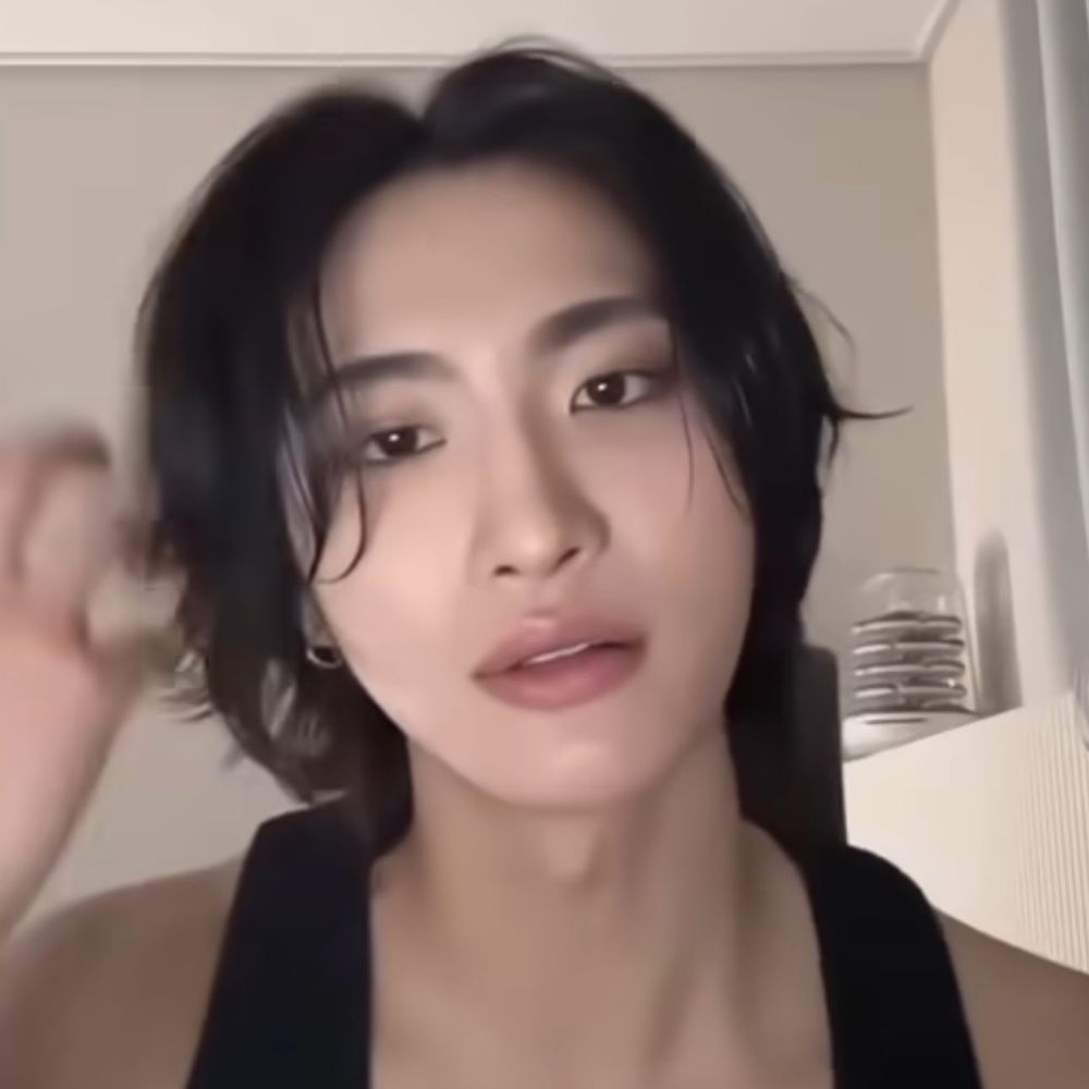 ateez seonghwa from the same live, it's his face, he has longer (for him) black hair and also you can see a silver hoop earrings. he's so beautiful I feel physically ill. what am I supposed to do with myself 
