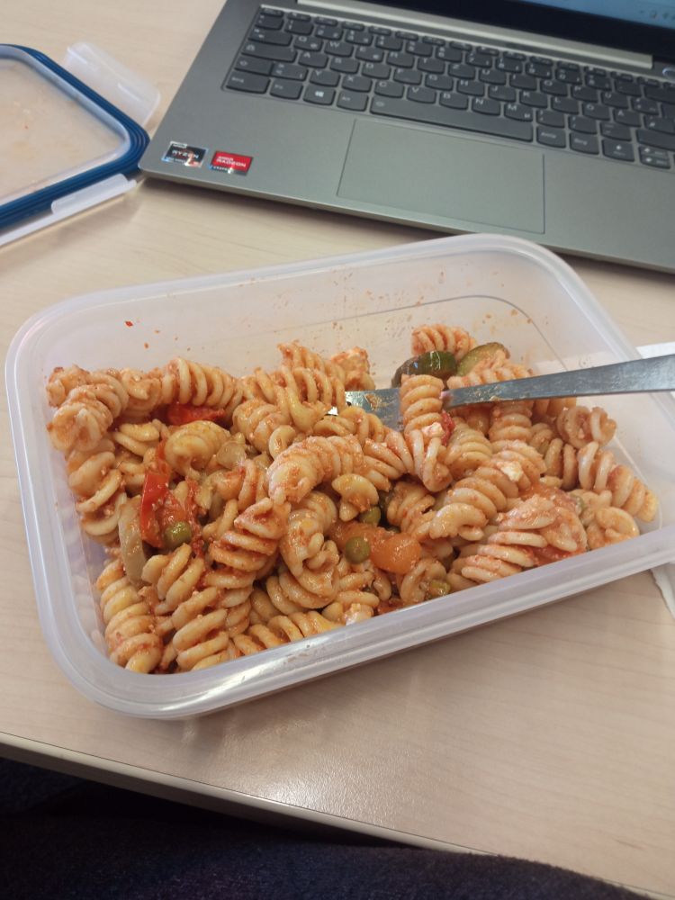 Plastikdose mit Essig Öl Nudelsalat 