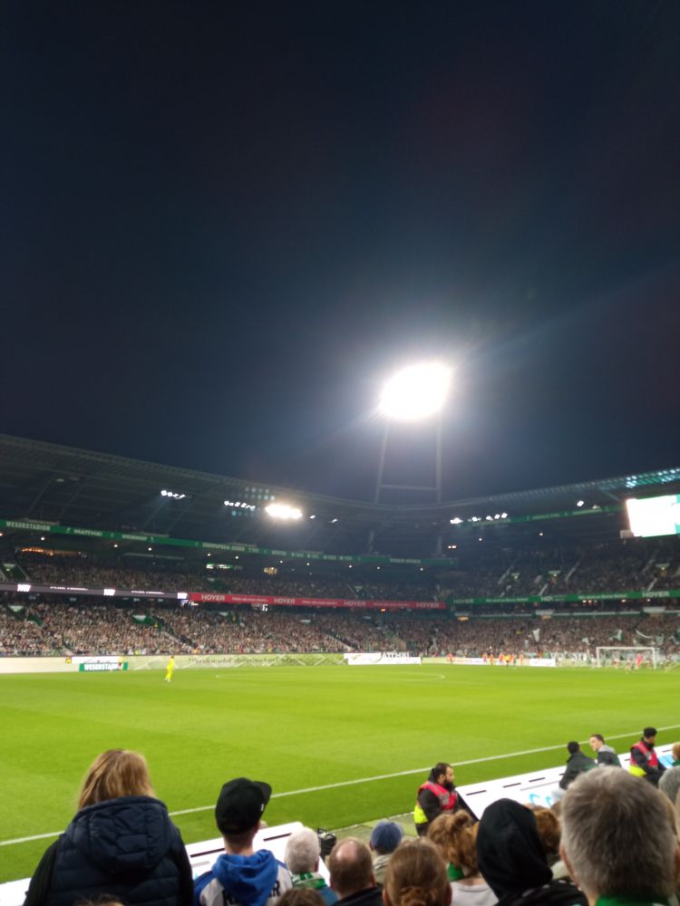 Weserstadion im Dunkeln, voll besetzt 