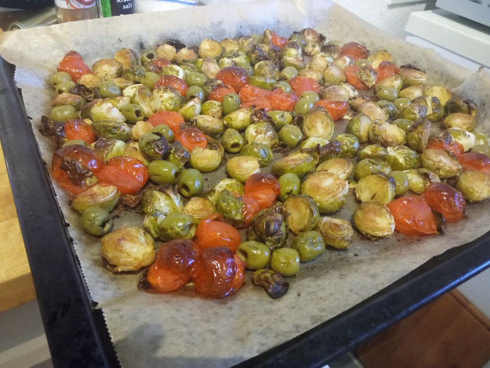 Backblech mit gerösteten Rosenkohl, Cherry tomaten und grünen Oliven 