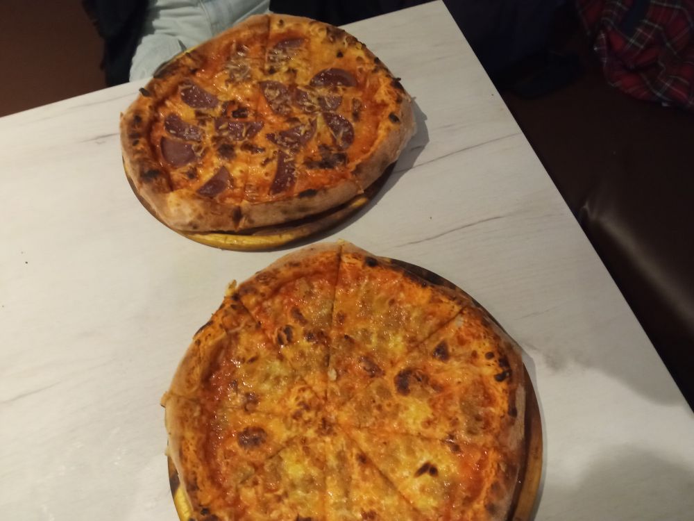 Eine vegane Salami Pizza und eine vegane Thunfisch Pizza 