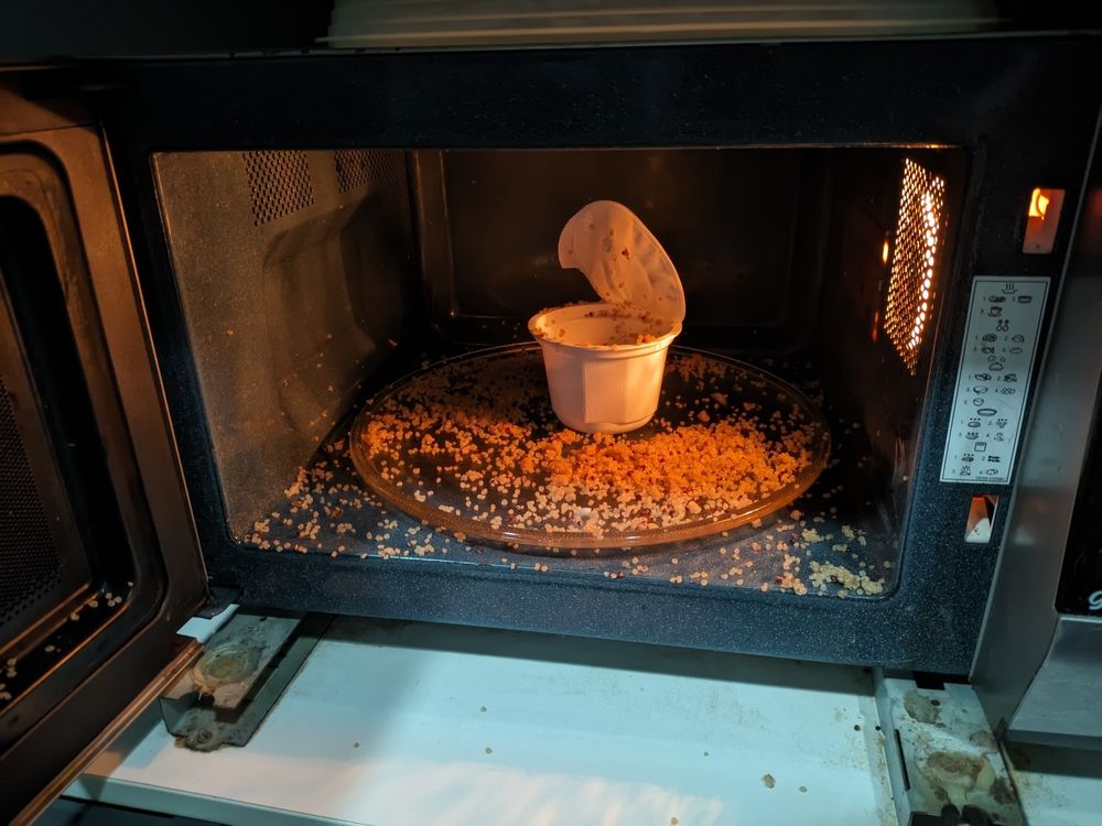 Bote de quina reventado en un microondas 