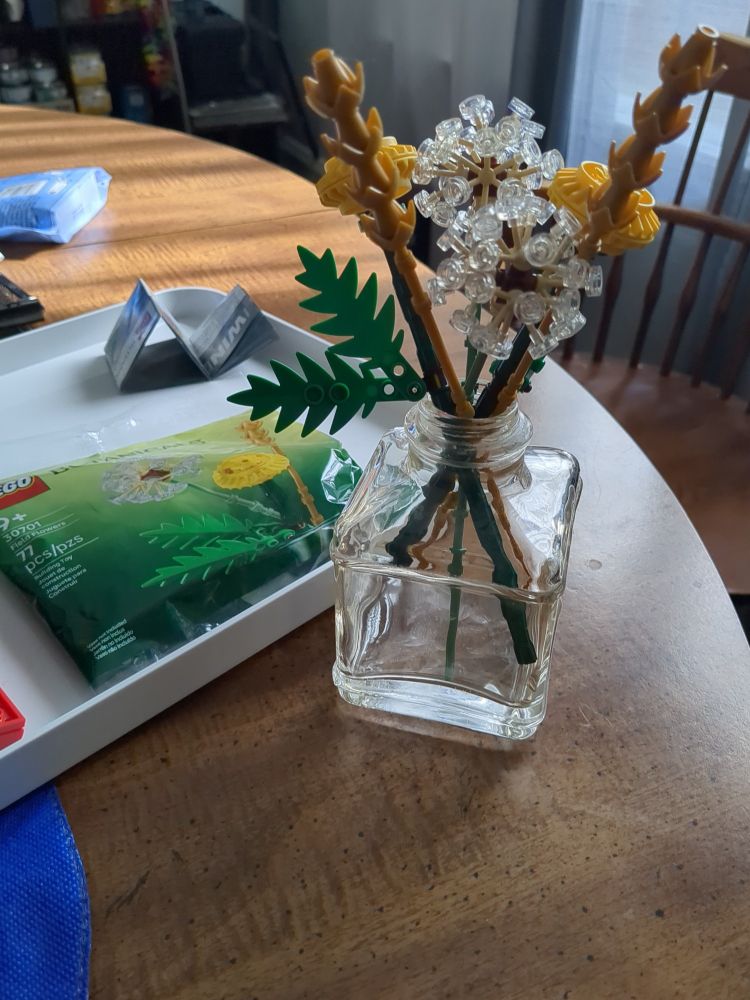 Lego set 30701 - It's called Field Flowers and is a beautiful set of Dandelions in various stages