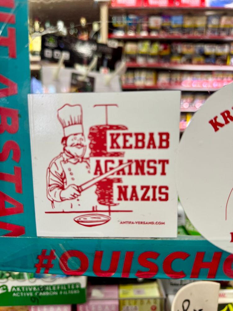 Foto eines Aufklebers "Kebab ergänzt Nazis" in einem Berliner Späti.