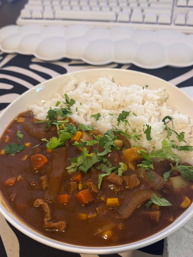 Spicy curry with rice, and the Kerrie 🎃 has carrots, potato onion, ribeye, and corn with some cilantro on top for contrast and flavor