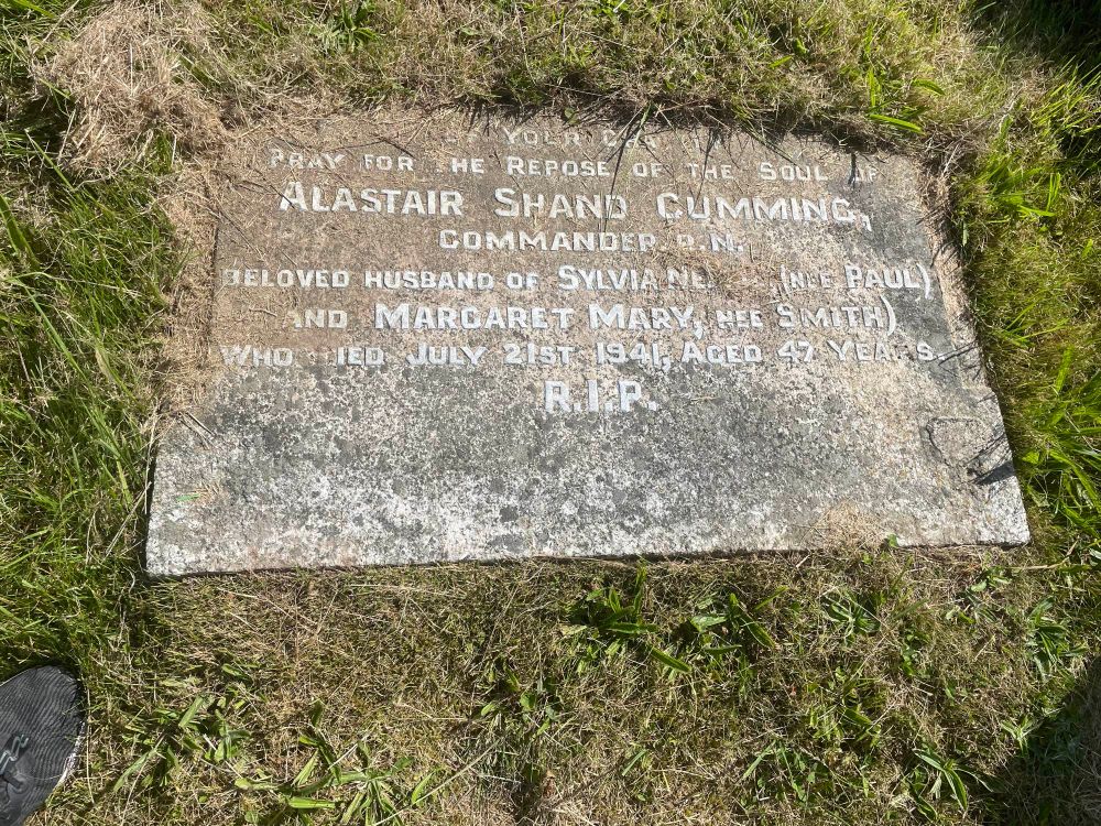 Some #NavalHistory in a walking tour of Barrow Cemetery; the grave of Alastair Shand Cumming, joint inventor of the Ursula suit much loved by RN submariners during the SWW. 

One for @dreadships.bsky.social who has written about Cumming in his blog. 
