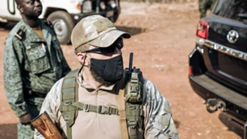 Le 7 août, à Mala, un pasteur est tué et brûlé par des mercenaires russes, sous les yeux impuissants de ses deux enfants qui observent la scène depuis leur cache dans la foret.