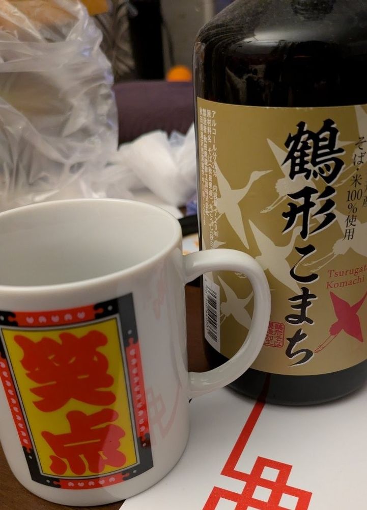 鶴形こまち（米&そば焼酎from秋田）
ストレートを笑点マグでｗ