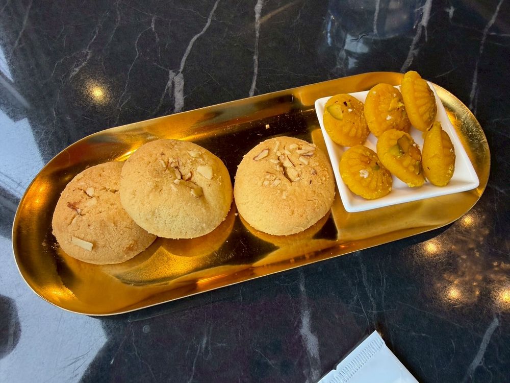 サクサクのクッキーと、しっとりした甘いの←多分砂糖とひよこ豆の粉？