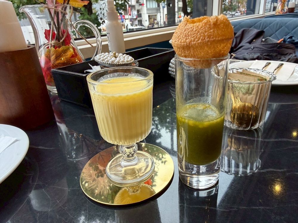 ウェルカムドリンクのマンゴーラッシーとパニプリ。初めて食べたパニプリの味を表現する語彙を持ってない