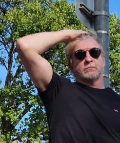 rhys darby exposing his armpit like a slattern 