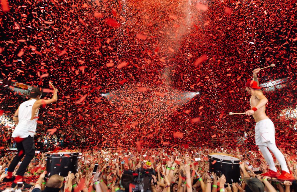 blurryface era red confetti falling while tyler and josh drum during trees