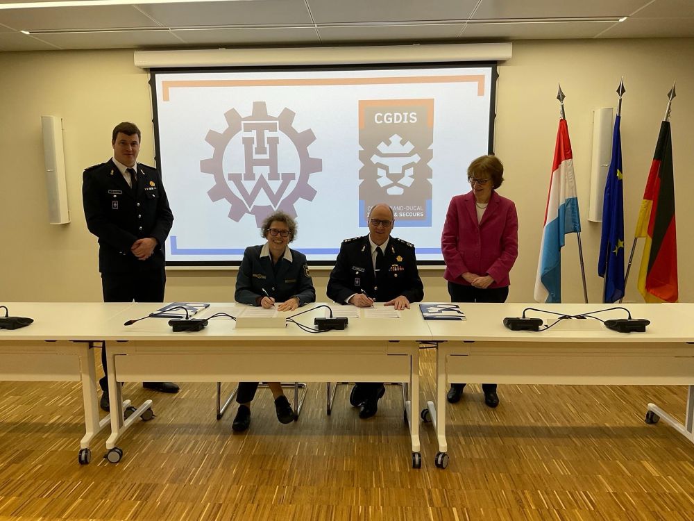 Unterzeichnung des Arbeitsprogrammes THW-CGDIS
v.l.n.r.: Tom Baring, Sabine Lackner, Paul Schroeder, Heike Peitsch