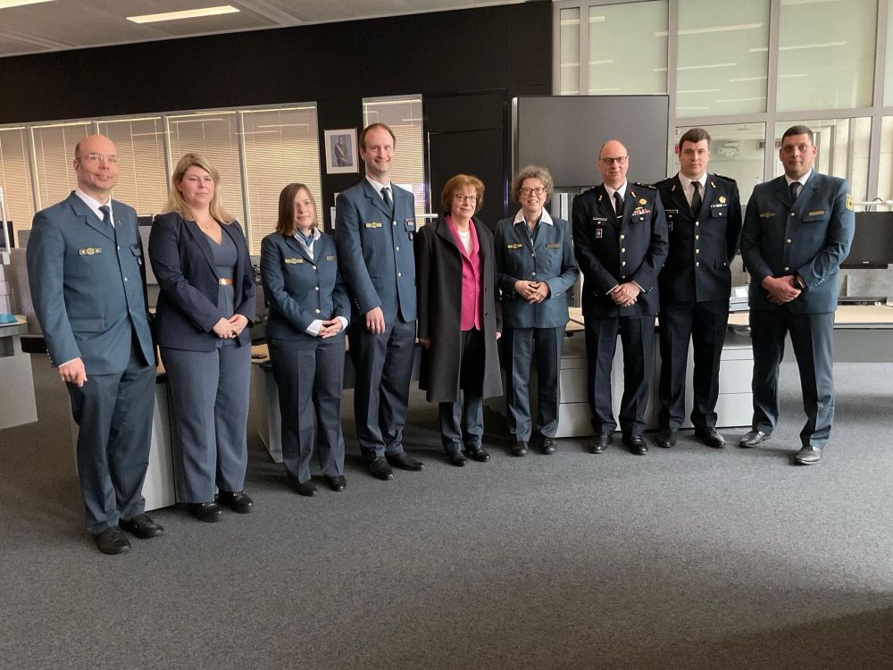 Die Delegation des THW und die Botschafterin Deutschland mit Vertretern des CGDIS in der Notrufzentrale 112