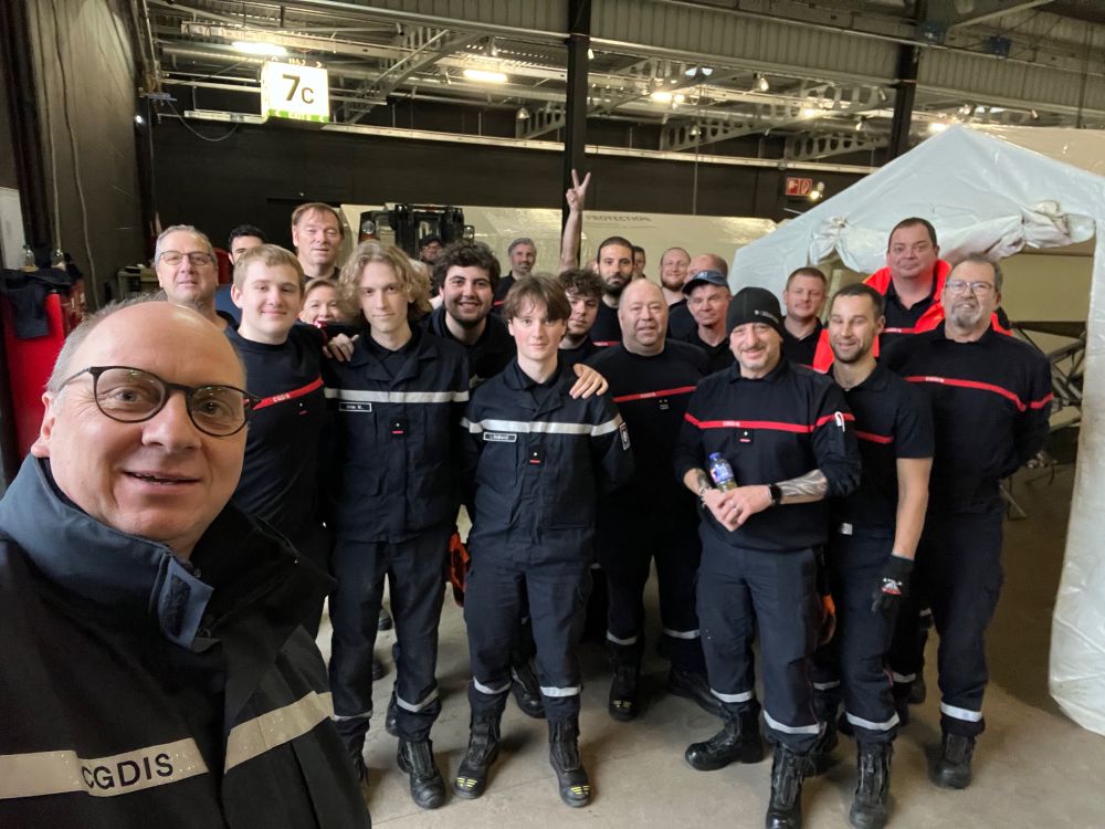 Pompiers du CGDIS qui ont monté les tentes pour les DPI au Kirchberg.