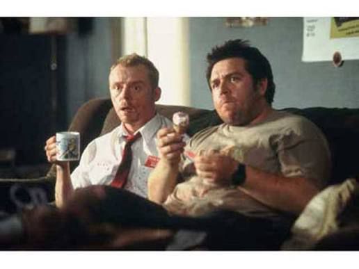 『ショーン・オブ・ザ・デッド』の場面スチル。
サイモン・ペッグとニック・フロストがソファに座っているシーン。