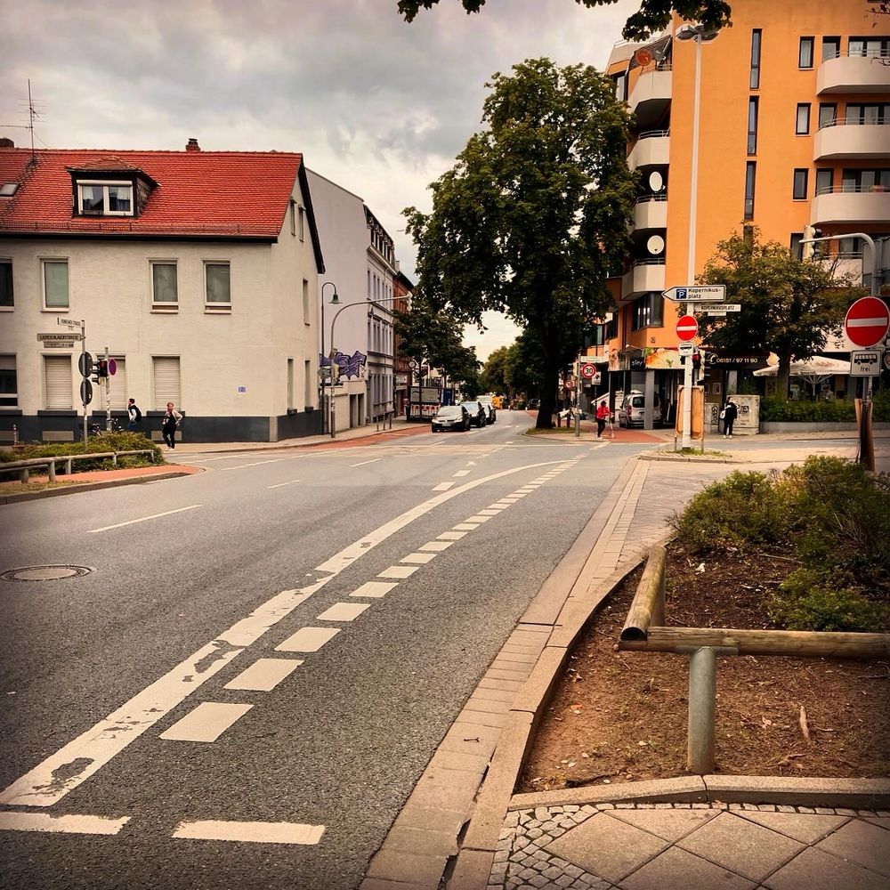 VORHER Foto der Kreuzung Heinheimer/Kranichsteinerstr. Radfurt lediglich mit Linien markiert.