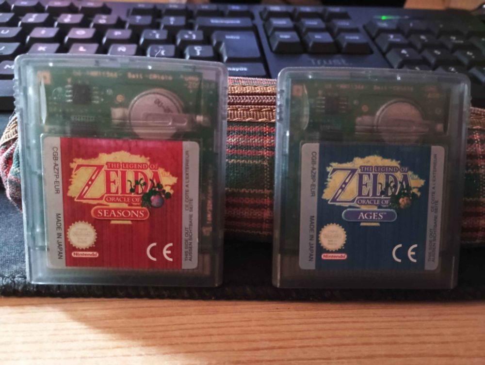 Game Boy color carts of "The legend of Zelda: Oracle of Seasons" and "The legend of Zelda: Oracle of Ages", european version.