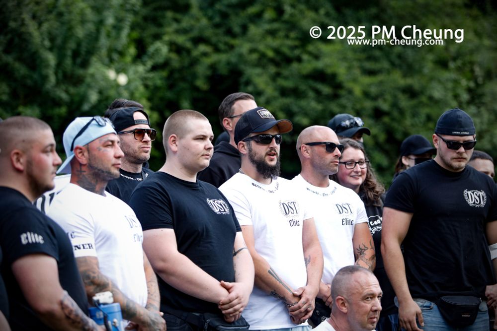 Auf diesem Bild sind jede Menge Neonazis zu sehen.