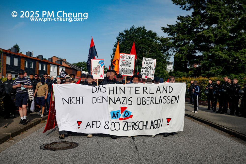 Der Demonstrationszug in der Beckersbergstraße. Auf diesem Bild ist auch das Front-Banner zu sehen, worauf "Das Hinterland nicht den Nazis überlassen. AfD & Co. zerschlagen!" steht.