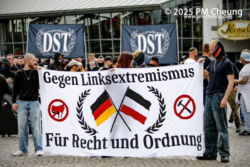 Auf diesem Bild sind Neonazis und ihr Banner zu sehen. 