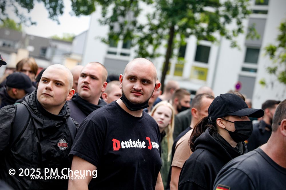 Auf diesem Bild sind jede Menge Neonazis zu sehen.