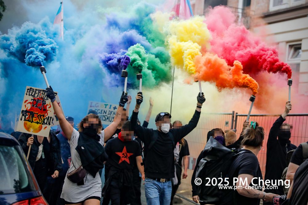 Auf dem Weg zur Roten Flora wurde jede Menge Nebeltöpfe gezündet und zwar in den Farben eines Regenbogens.