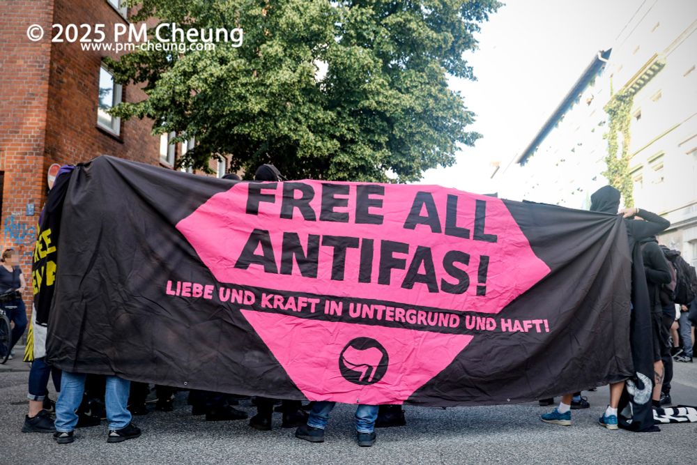 Beim Auftakt der Demonstration wurde ein Banner mit der Aufschrift "Free all Antifas! Liebe und Kraft in Untergrund und Haft!" gezeigt.