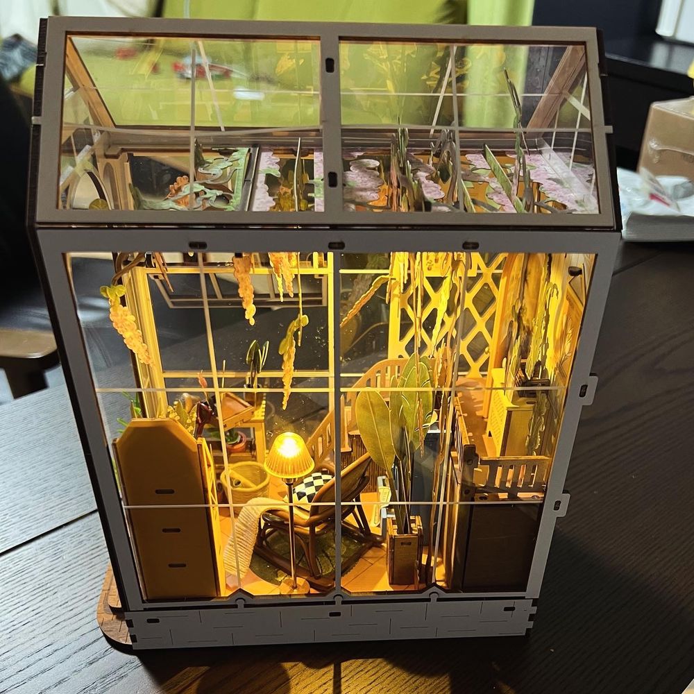 ブックヌック(左)