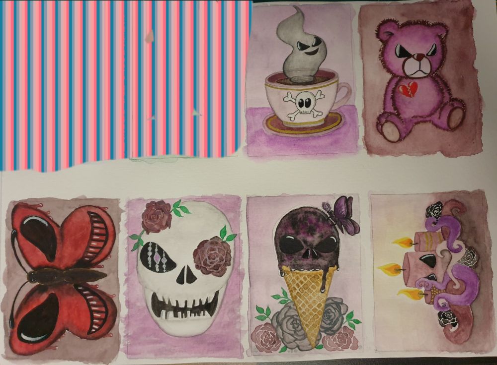 1 Eine tödliche Tasse Kaffee.
2 Ein böse guckender lila Reddybär mir gebrochenem Herz.
3 Ein roter Schmetterling, beide Flügelpaare ergeben ein bösartiges Gesicht.
4 Ein Totenschädel. Auf dem Kopf und im rechten Auge sieht man eine lila Rose. Im linken Auge hängen 3 Reihen Glitzersteine nach unten.
5 Eine Eiswaffel mit einer schwarz lila Kugel tödlich schauendem Eis. Daran ein Schmetterling. Im Hintergrund 4 Rosenblüten.
6 Drei Kerzen mit geschwungenen Ranken in lila Tönen. Dazwischen 3 schwarze Rosen. Die mittlere Kerze hat böse Augen.