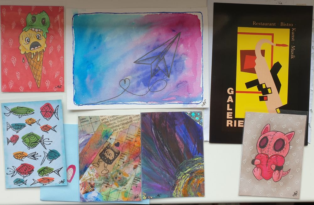 Dark ATC Eiswaffel
Bunte Kleckse mit Fischen
Collage
1 von 4 Karten von einer großen Blüte
Voodookatze mit Herz im Arm

A6 Bild mit Papierflieger
Postkarte von einer Galerie 