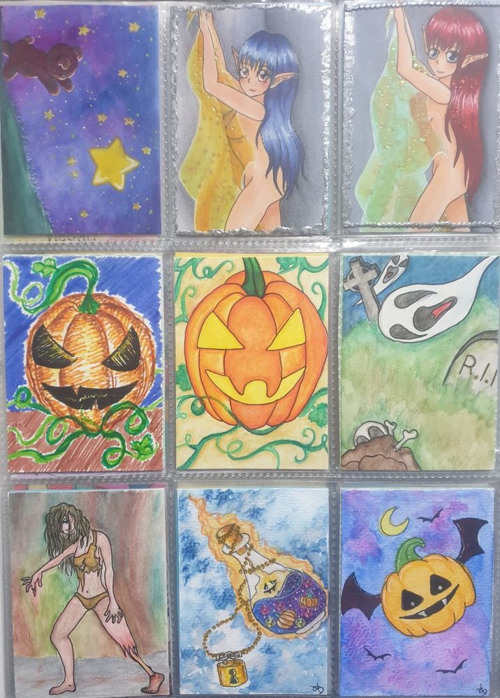 Bär läuft Stern hinterher
Mangamädchen nackt mit blauen Haaren und durchsichtigem Tuch
Mangamädchen nackt mit roten Haaren und durchsichtigem Tuch
Kürbis strichartig gemalt, böse schauend
Großer Kürbis, böse schauend
Geister auf Friedhof
Zombie
Flask mit Kürbissaft
Fliegender Kürbis