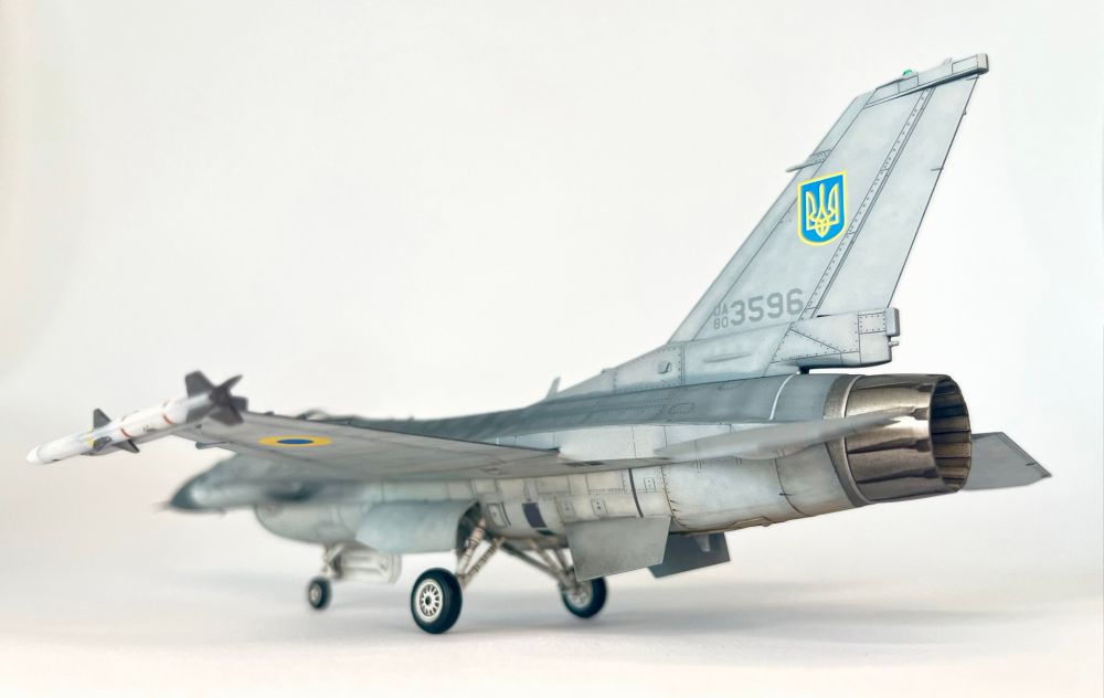 Another picture from my f-16 scale model. I really like this shot showing the engine nozzle from down below :D