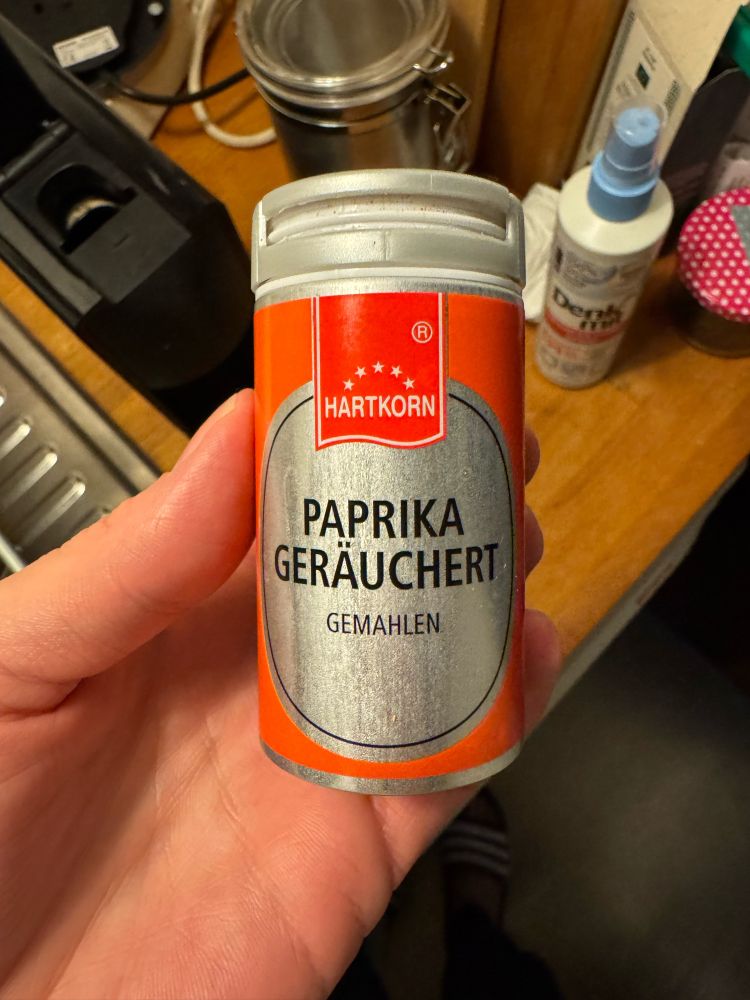das foto zeigt eine dose paprika geräuchert und gemahlen der firma hartkorn.