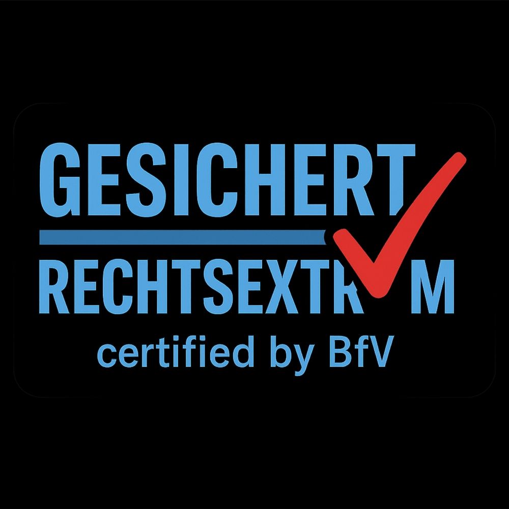 Alt-Text:
Rechteckiger Sticker mit schwarzem Hintergrund. In der Mitte steht in großen blauen Großbuchstaben „GESICHERT RECHTSEXTREM“, wobei ein roter Haken das Wort „RECHTSEXTREM“ visuell betont. Unterhalb des Schriftzugs befindet sich in kleinerer blauer Schrift die Aufschrift „certified by BfV“. Das Design erinnert an eine amtliche Kennzeichnung und kombiniert satirisch-staatliche Optik mit einer klaren politischen Botschaft.

