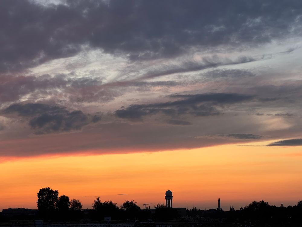 Sonnenuntergang über dem Tempelhofer Feld, 8.8.25 In der Mitte die Silhouette des Radarturmes.