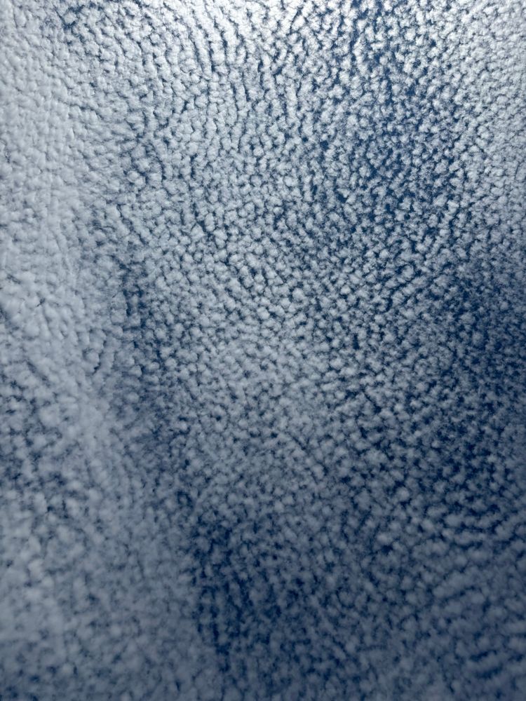 Schöfchenwolken über dem Tempelhofer Feld, Berlin.